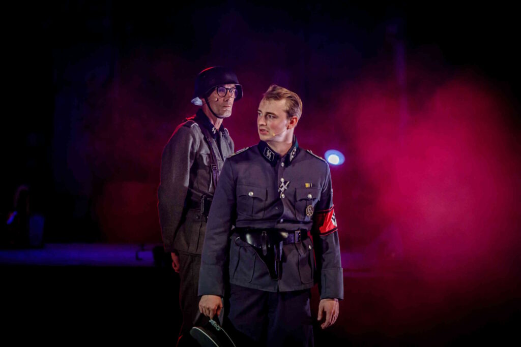 Een foto waar ik te zien ben als een Duitse commandant in oorlogsmusical Klokslag 13:37