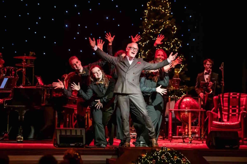 Een foto uit de musical Het Kerstdiner, met acteur Laus Steenbeeke op de voorgrond