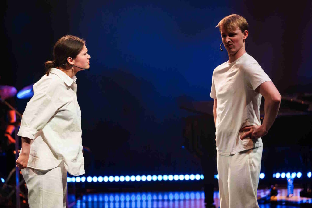 Een foto uit theatraal concert Bijna, waar ik een scene speel met Julie-Anne Sikkens