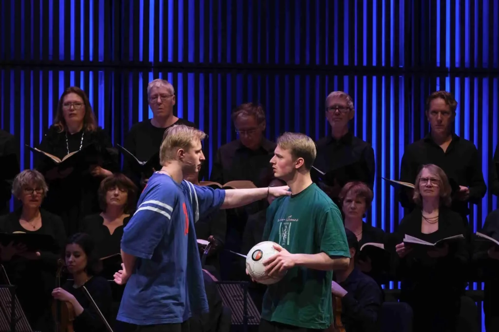 Foto voor een groot koor, samen met acteur Max Weisscher